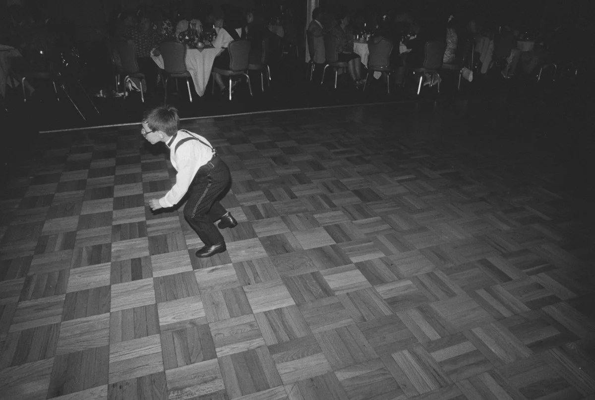 Le porteur de l'anneau dansant seul sur la piste de danse en parquet lors d'une réception de mariage en 1989
