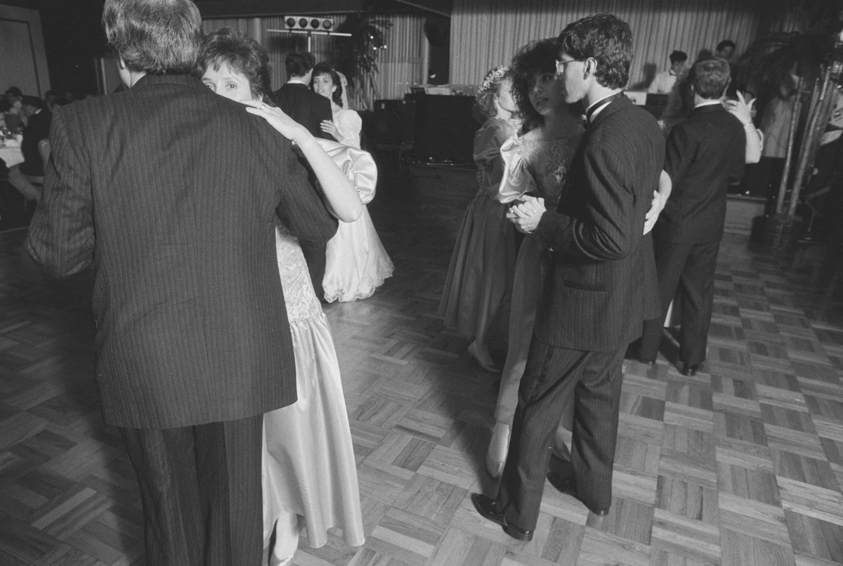 Une piste de danse bondée de couples dansant lentement lors d'une réception de mariage en 1989