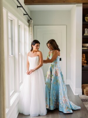 Shopping de robes pour mère de la mariée : 7 émotions ressenties par les mamans