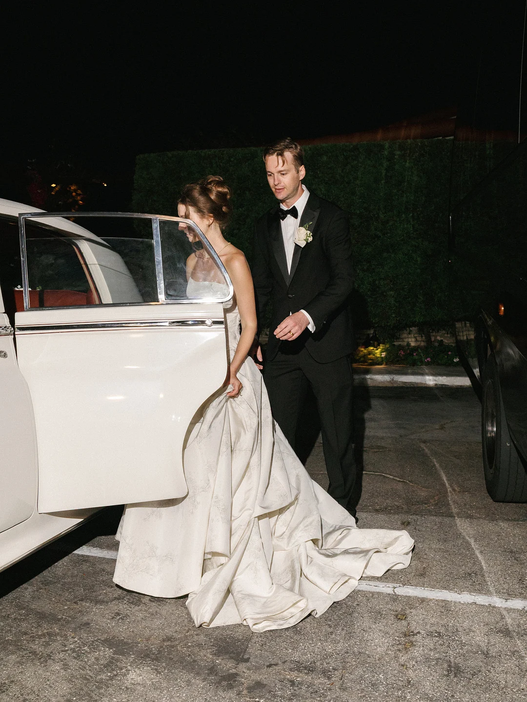 Baylee et Avery quittent leur réception avec une Bentley vintage de 1961