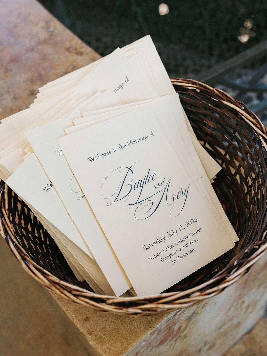Programmes de cérémonie pour le mariage de Baylee et Avery à l'église catholique St. John Fisher