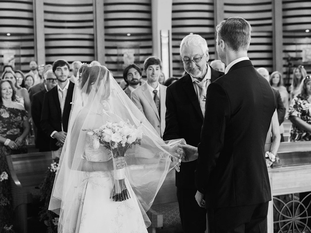 Moment en noir et blanc du père de Baylee la trahissant à l'autel