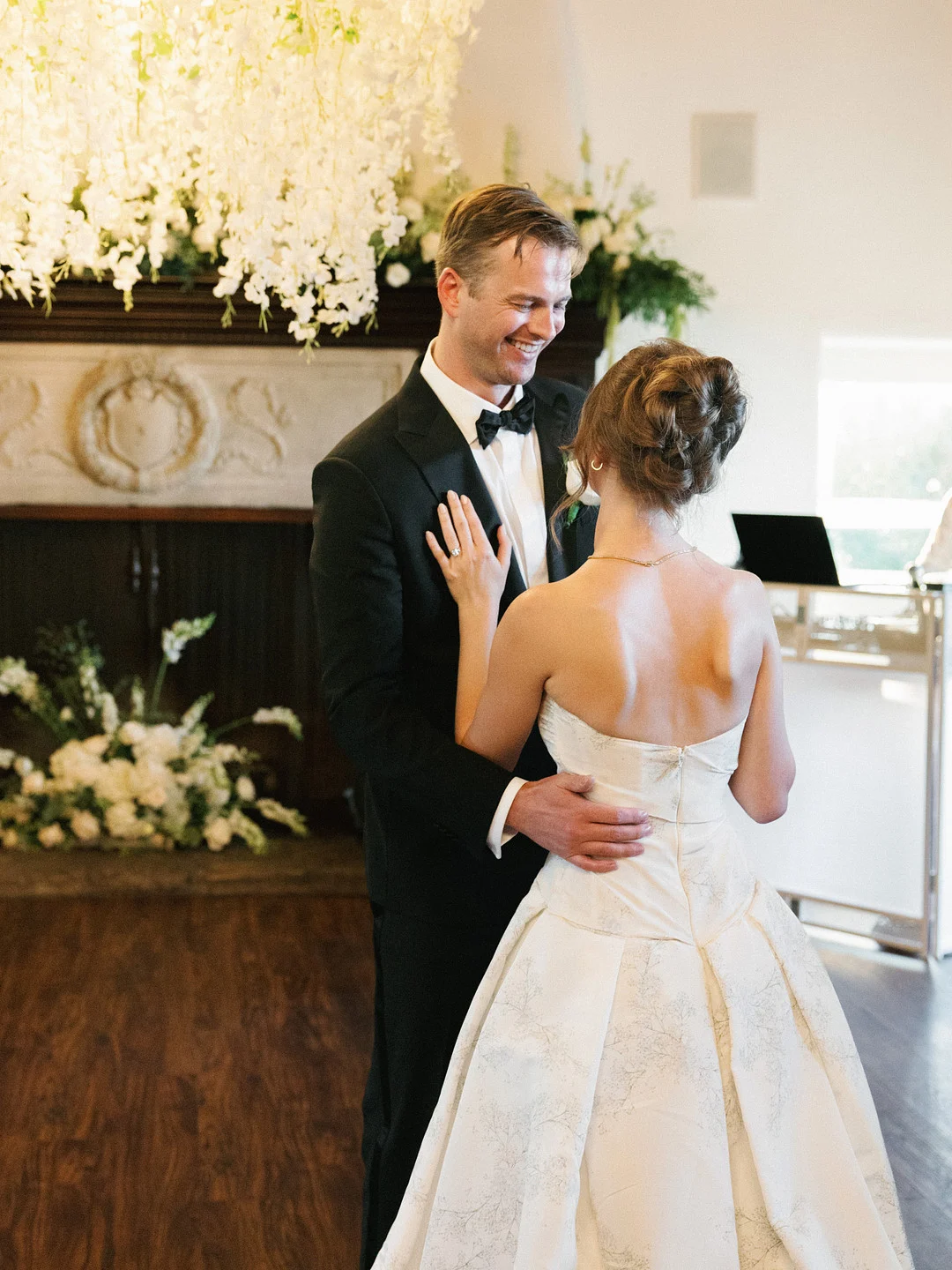 Baylee et Avery partagent leur première danse sous des fleurs de glycine blanche