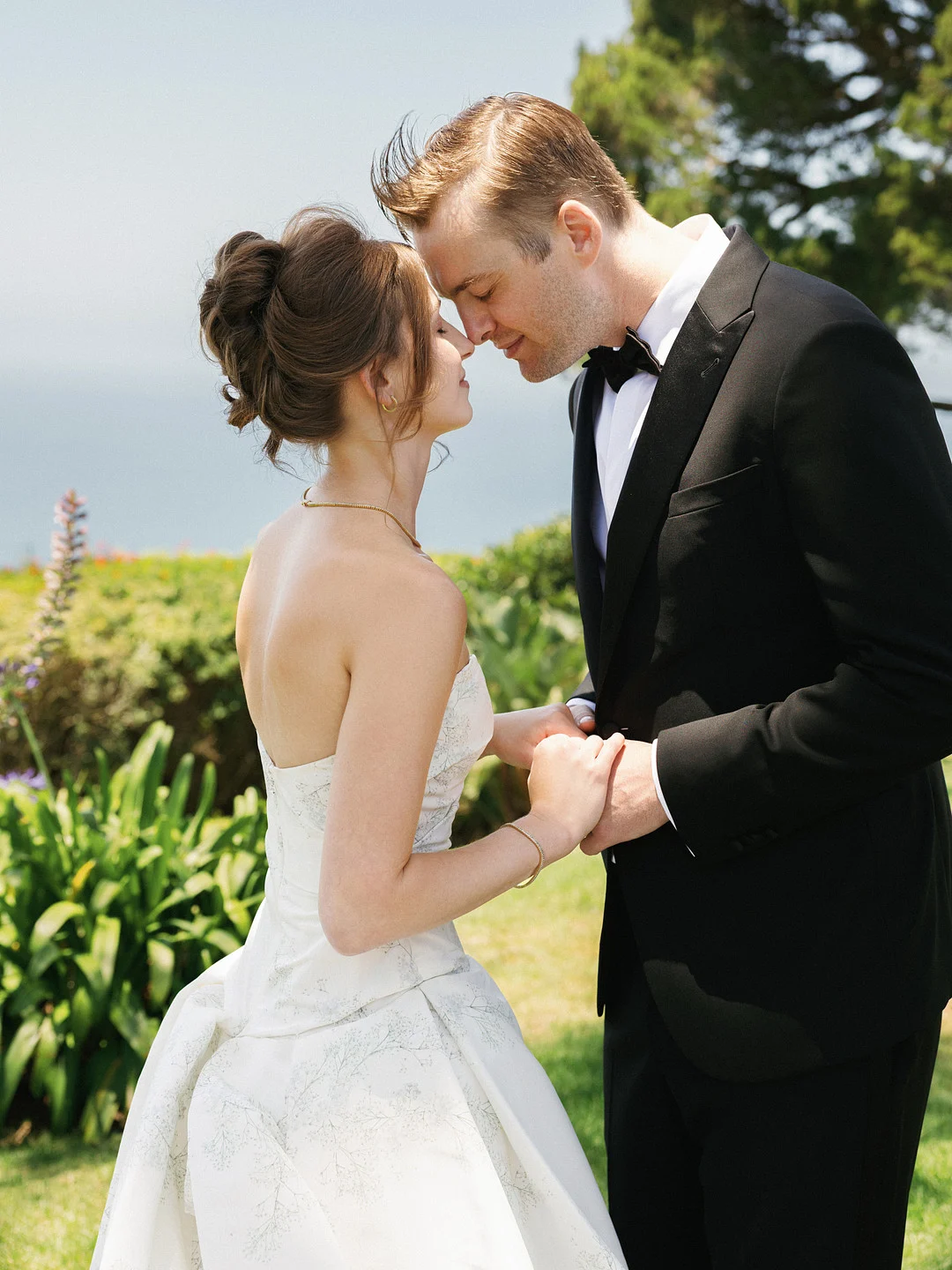 Baylee et Avery se touchent le front lors de leur premier regard dans les jardins de La Venta Inn