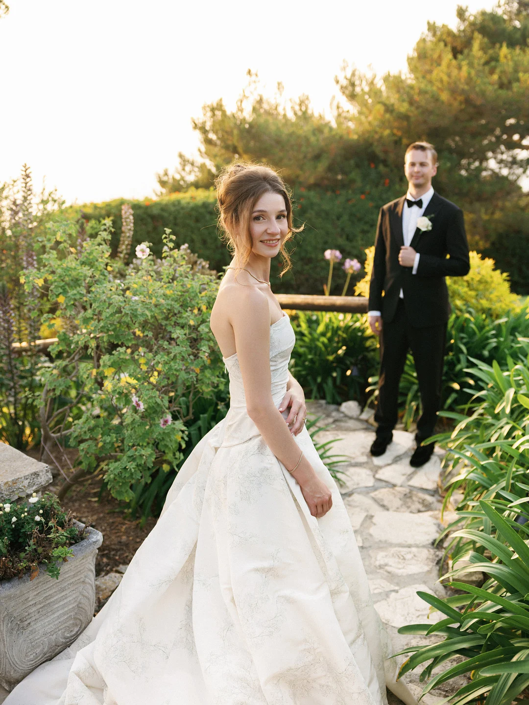 Baylee et Avery sur l'allée du jardin à l'heure dorée à La Venta Inn