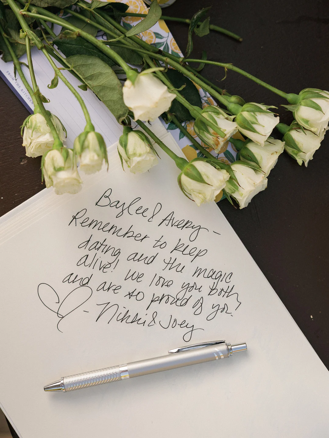 Une note manuscrite du livre d'or disant à Baylee et Avery de continuer à sortir ensemble et à garder la magie vivante