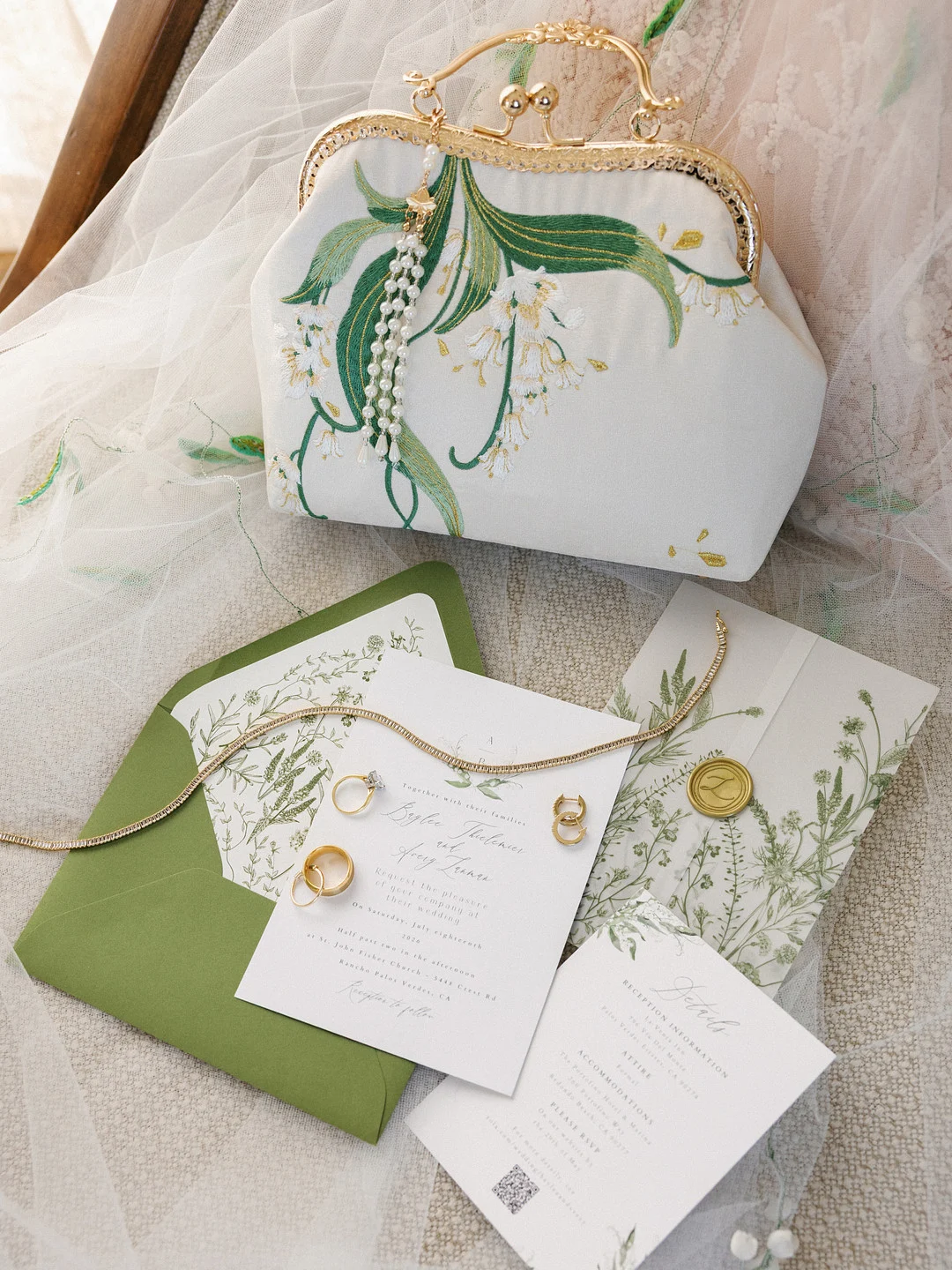 Sac à main muguet brodé avec la suite invitation vert et ivoire