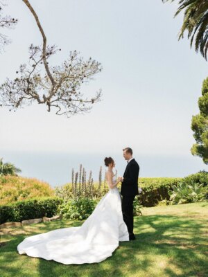 Mariage dans le jardin de Baylee et Avery à La Venta Inn