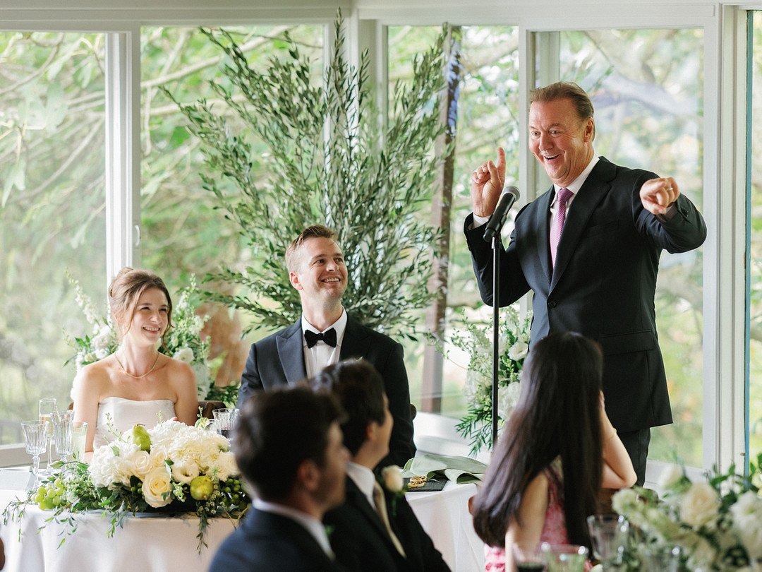 Baylee et Avery rient pendant les toasts à leur réception au La Venta Inn