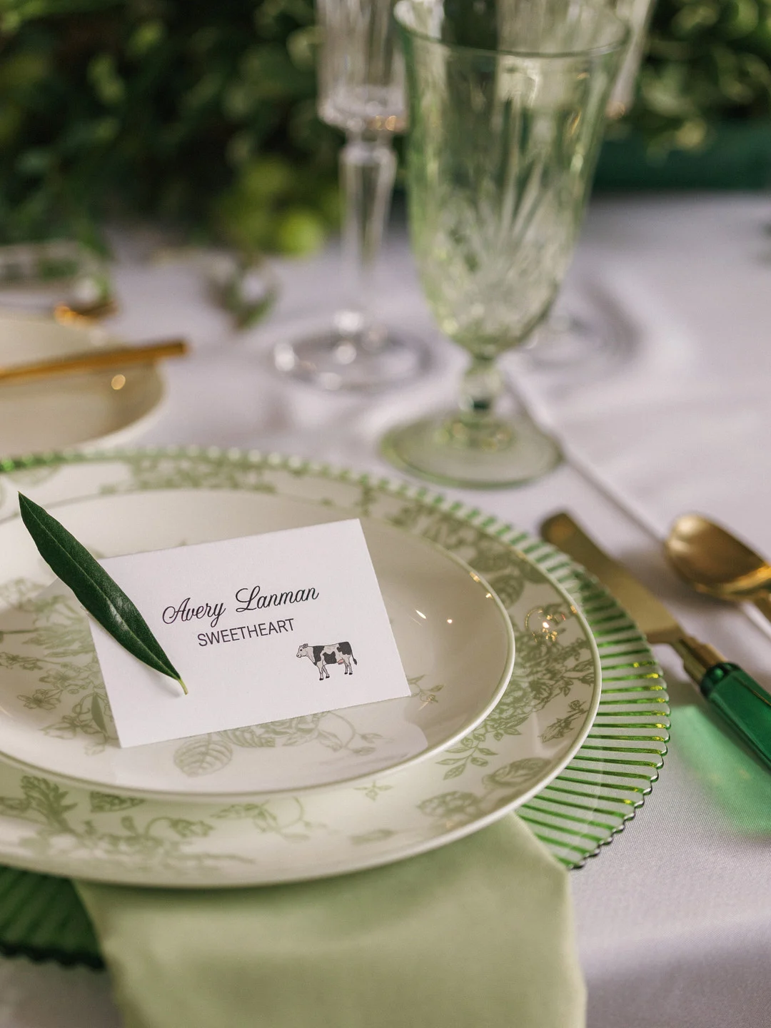 Marque-place d'Avery à la table des amoureux sur toile de porcelaine verte et blanche